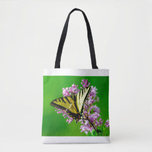 GELBER SCHMETTERLING AUF ROSA BLUMEN