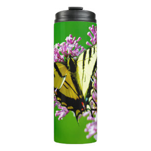 GELBER SCHMETTERLING AUF ROSAFARBENEN BLUMEN THERMOSBECHER