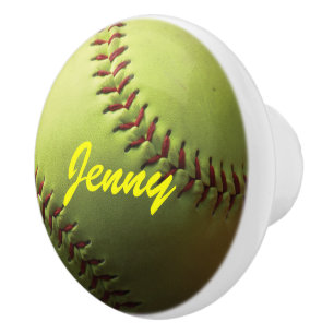 Gelber Softball mit dem roten Nähen Keramikknauf