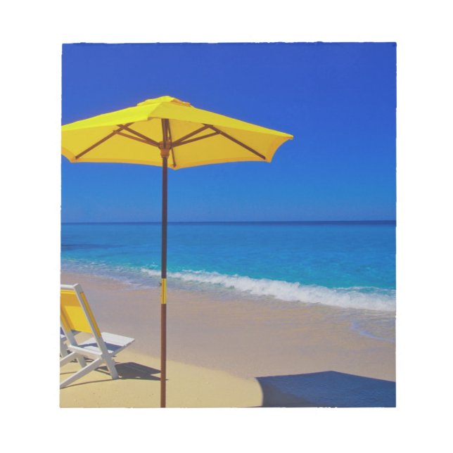 Gelber Sonnenschirm und Stühle auf unberührter Nat Notizblock (Vorderseite)