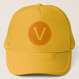 gelber, sonniger Monogramm-Anfangshut. Truckerkappe