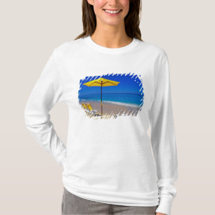 Gelber Strandsonnenschirm und Stühle auf makellose T-Shirt