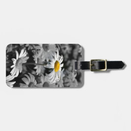 Gelber Tag in einem Meer von schwarz-weißen Molsen Gepäckanhänger