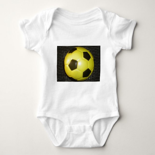 Gelber und schwarzer Fußball. Baby Strampler (Vorderseite)