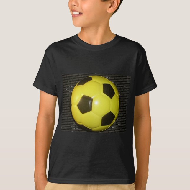 Gelber und schwarzer Fußball. T-Shirt (Vorderseite)