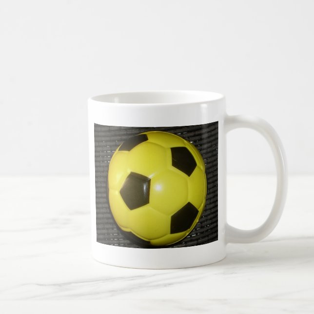 Gelber und schwarzer Fußball. Tasse (Rechts)