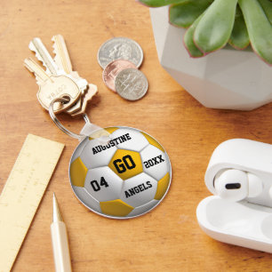 Gelber und weißer Schlüsselanhänger des Fußballs