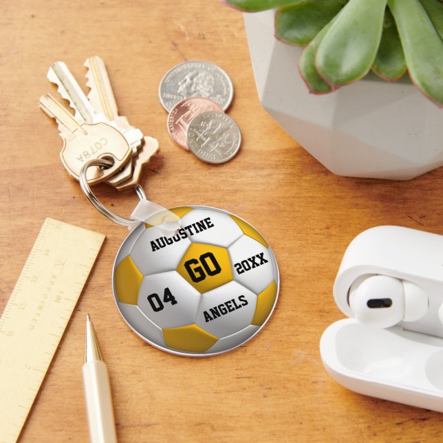 Gelber und weißer Schlüsselanhänger des Fußballs (Schreibtisch)