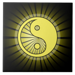 Gelber Yang über Schwarz Fliese