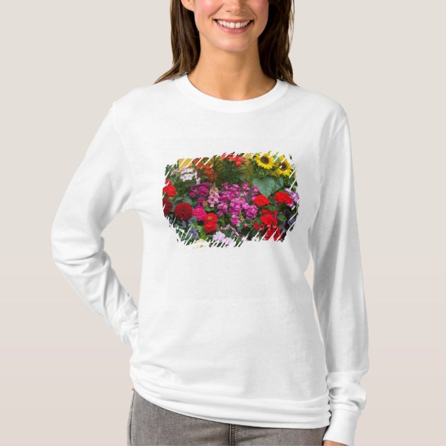 Gelber Zaun mit Blumengarten im T-Shirt (Vorderseite)