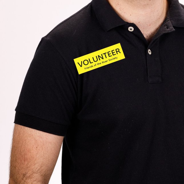 Gelbes Abzeichen Name Tag Namensschild (Man in black shirt wearing this customizable volunteer name tag badge in yellow.)