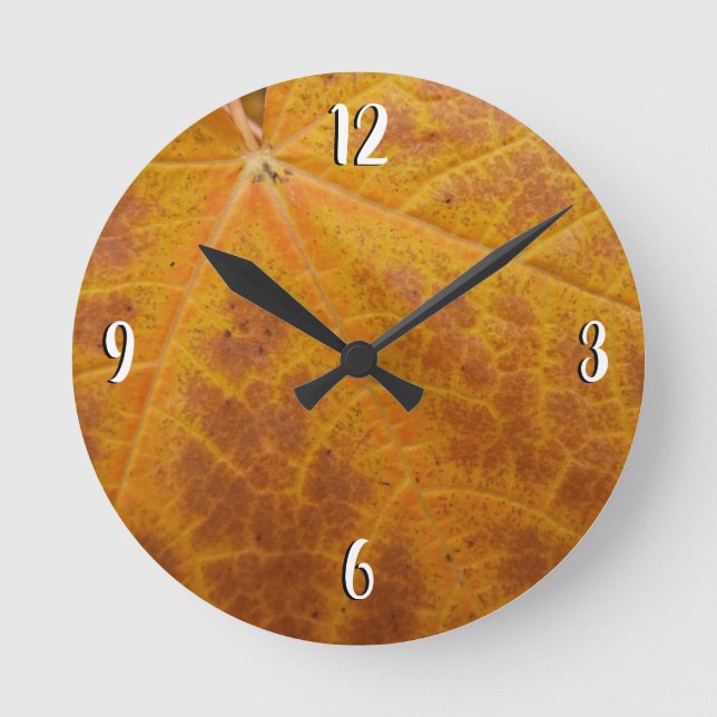 Gelbes Ahornblättern Herbst Abstrakte Natur Runde Wanduhr (Vorderseite)