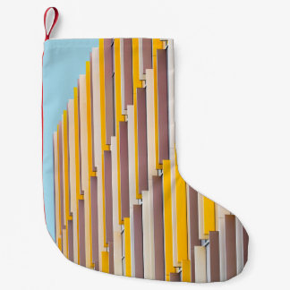GELBES BETONGEBÄUDE WÄHREND DES TAGES KLEINER WEIHNACHTSSTRUMPF