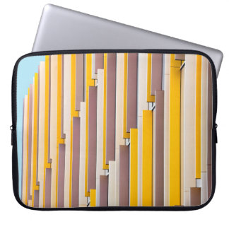 GELBES BETONGEBÄUDE WÄHREND DES TAGES LAPTOPSCHUTZHÜLLE