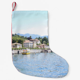 GELBES BOOT ANGELEGT IN DER NÄHE DES GEBÄUDES KLEINER WEIHNACHTSSTRUMPF