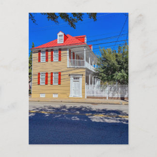 Gelbes Charleston-Haus mit roten Fensterläden Postkarte