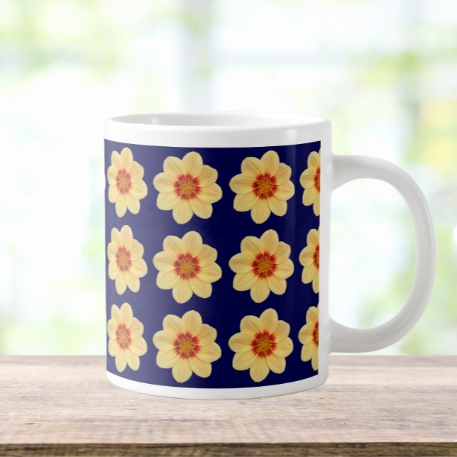 Gelbes Dahlia-Blumenmuster auf blau Jumbo-Tasse (In Situ)