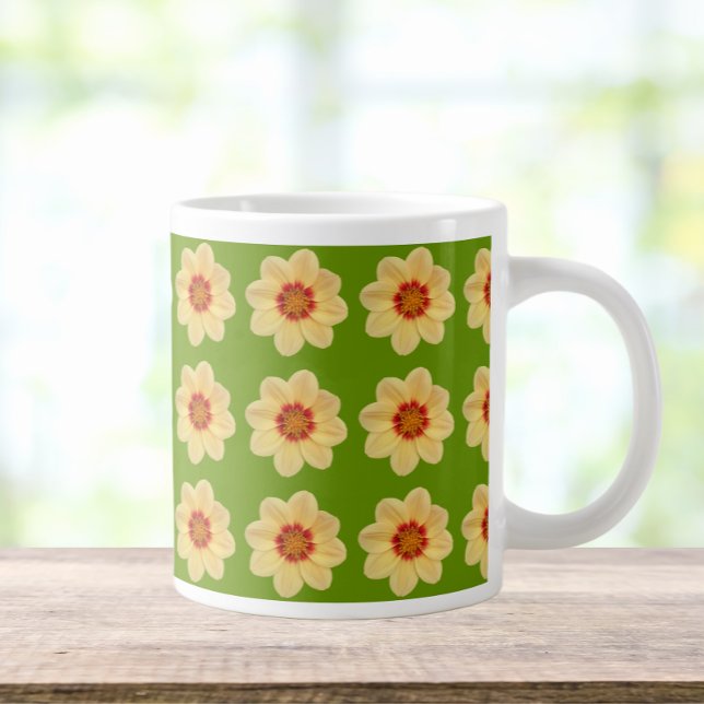 Gelbes Dahlia-Blumenmuster auf Grün Jumbo-Tasse (In Situ)