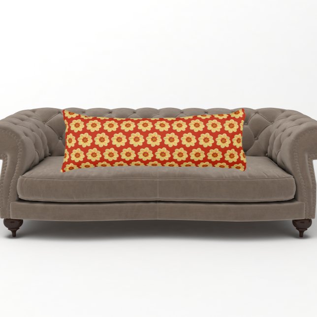 Gelbes Dahlia-Blumenmuster auf Rot Seitenschläferkissen (In Situ)