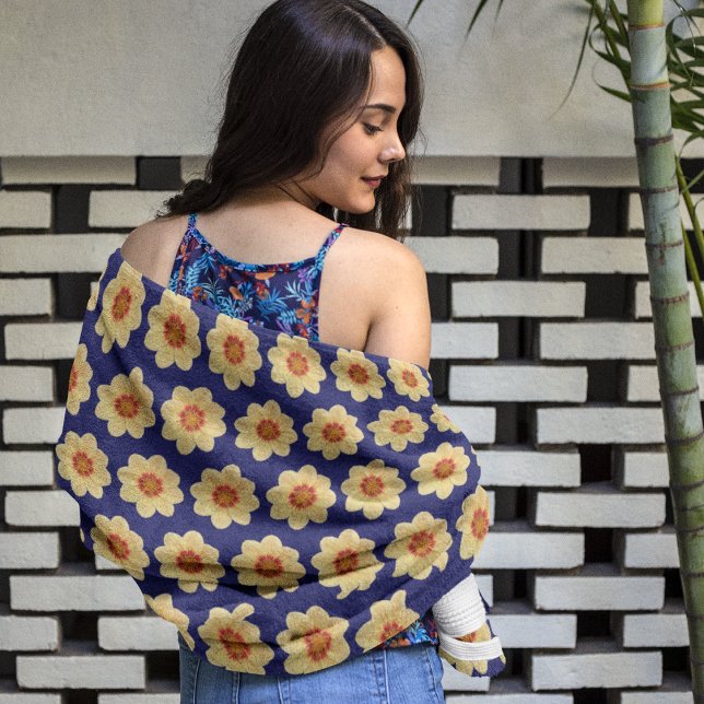 Gelbes Dahlia-Muster auf blauer Flora Strandtuch (In Situ (On Person))