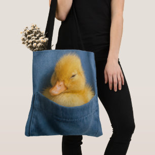 Gelbes Entlein in der Tasche eines blauen T-Shirts