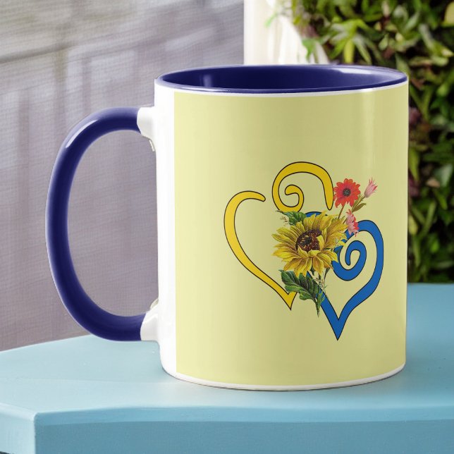 Gelbes gelbes geflecktes Herz mit Sonnenblumen auf Tasse (Von Creator hochgeladen)