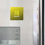 Gelbes geometrisches Maschenmuster Monogramm Magnet<br><div class="desc">Monogram Personalize mit Ihrem benutzerdefinierten Initial und Namen. Gelbe Gefälle geometrische Maschenmuster dreiecke ombre. Dreieck geometrische Masche mit cooler Ober-Farbverlauf.</div>