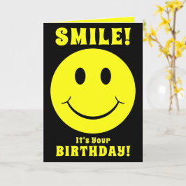 Gelbes Gesicht lächelt seinen Geburtstag Karte