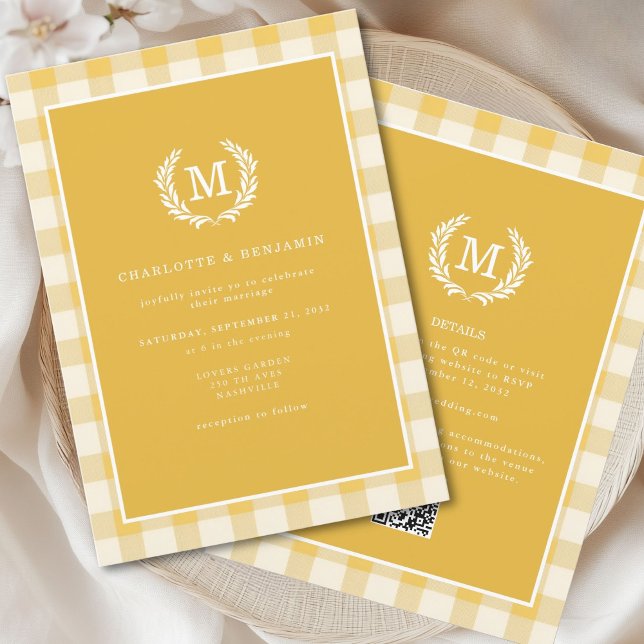 Gelbes Gingham Monogram Wappen QR Code Einladung (Yellow Gingham Monogram Crest Invitation with QR Code dor Details, Wedding Website, RSVP.)