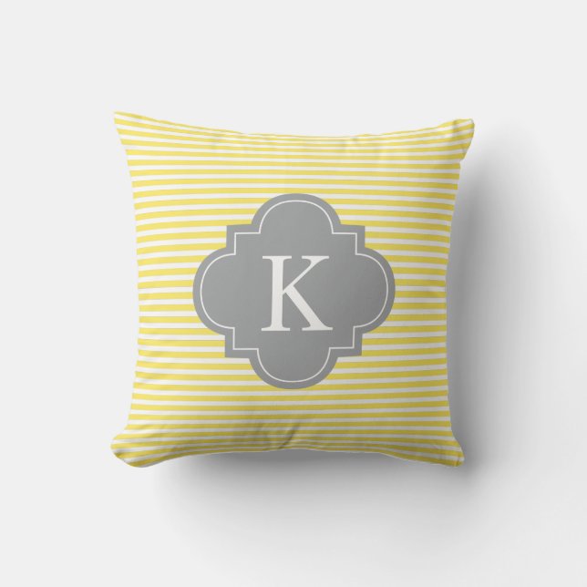 Gelbes Grau Stripes Quatrefoil Monogramm Kissen (Vorderseite)
