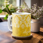 Gelbes Grunge Damask Muster mit benutzerdefinierte Kaffeetasse<br><div class="desc">Ein Vintages Muster mit einem trendigen Design mit Juwelenfarben und Eleganz. Elemente können leichter angepasst werden, wenn Sie zuerst alle Foto und Texte ersetzen. Wenn Ihre Kunst noch angepasst werden muss, klicken Sie auf die Schaltfläche Diese anpassen. Das bringt Sie zu einem Designbereich, wo Sie Dinge bewegen und sogar Schriftart...</div>