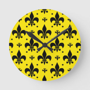 Gelbes Hintergrund Fleur-de-lis-Muster Runde Wanduhr