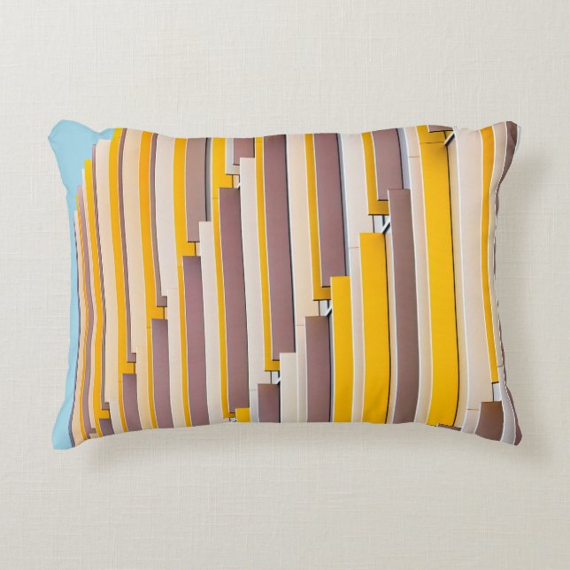 GELBES KONKRETES GEBÄUDE AM TAG DEKOKISSEN (Vorderseite)