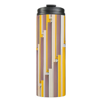 GELBES KONKRETES GEBÄUDE AM TAG THERMOSBECHER