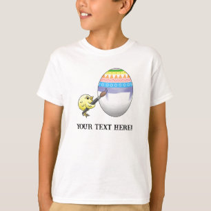 Gelbes Küken malt ein buntes Osterei T-Shirt