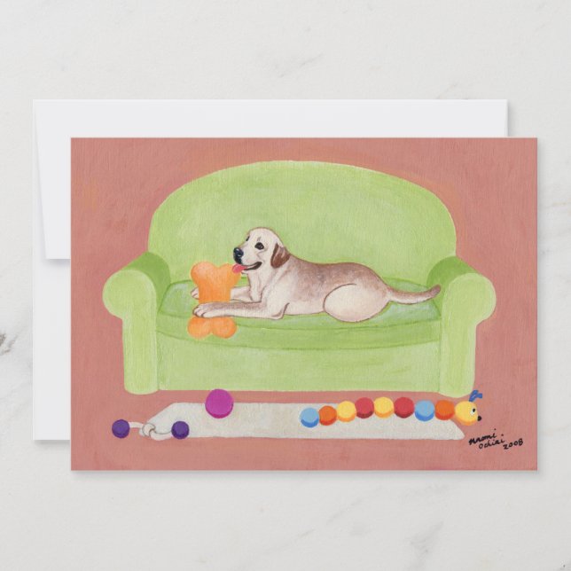 Gelbes Labrador auf der grünen Couch Einladung (Vorderseite)
