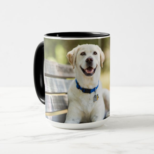 Gelbes Labrador liegt auf der Bank Tasse (Vorderseite Links)