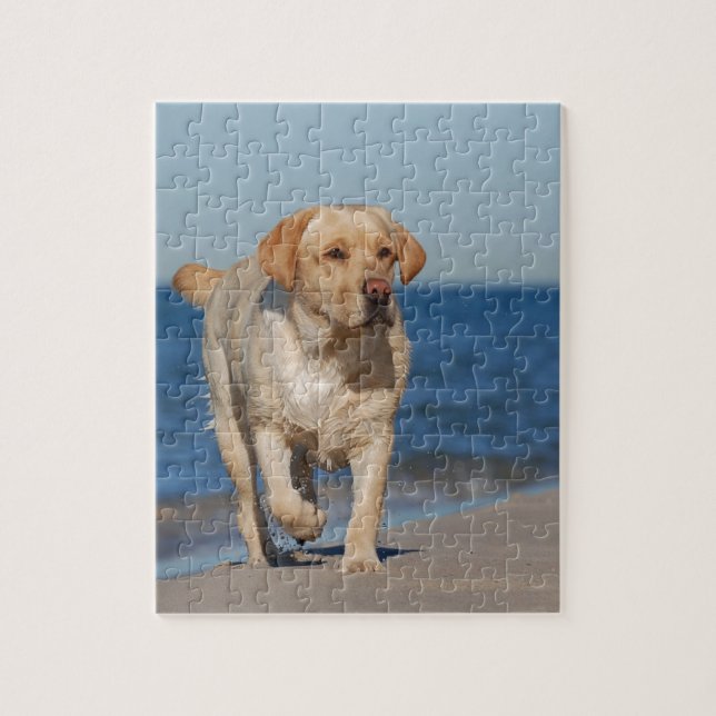 Gelbes Labrador Retriever am Strand Puzzle (Vertikal)