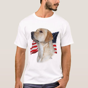 Gelbes Labrador retriever mit Flagge T-Shirt