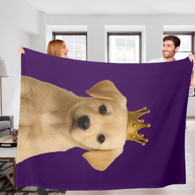 Gelbes Labrador Welpe in Goldkrone Niedlich Fleecedecke (Yellow Labrador Puppy in Gold Crown Cute Fleece Blanket by Ricaso. Golden lab pup dog on purple)