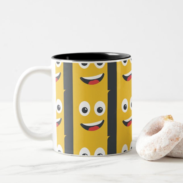 gelbes Lächelgesicht Emoji Zweifarbige Tasse (Mit Donut)