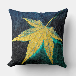 Gelbes Leaf auf blauem Leder Kissen
