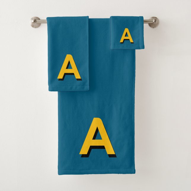 Gelbes Monogramm auf Blau-Lagune-Farbe Badhandtuch Set (Insitu)