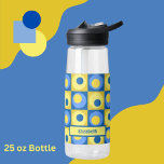 Gelbes Personalisiertes Quadrat Dottern Muster Trinkflasche<br><div class="desc">Yellow Blue Square Dot Geometric Muster Wasserflasche mit einem Platz,  um Ihren Namen hinzuzufügen. Ursprünglich wurde es für eine Hochzeitskollektion entworfen,  die ich habe. Ich liebte das Muster so sehr,  dass ich dachte,  es wäre großartig auf einer Vielzahl von Gegenständen. Ich denke,  es macht eine lustige personalisierte Wasserflasche.</div>
