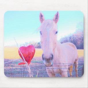 Gelbes Pferd und Rotes Herz Mousepad