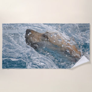 Gelbes schwimmendes Labrador retriever Strandtuch