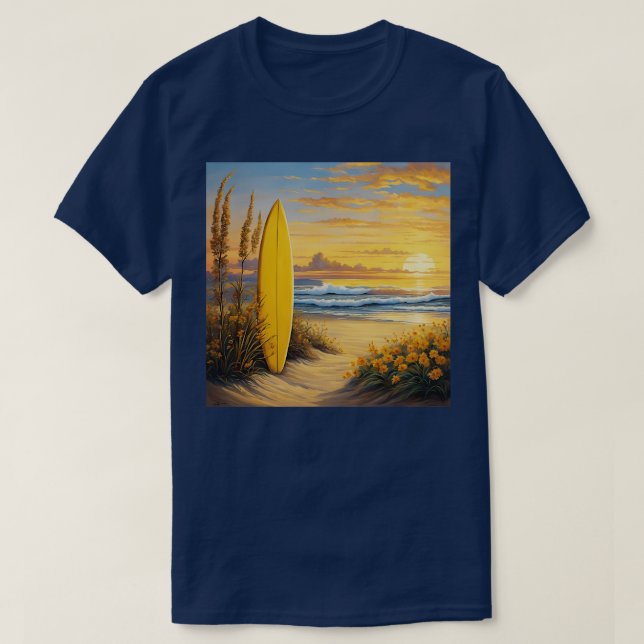 Gelbes Surfbrett im Sand am Strand TShirt (Design vorne)
