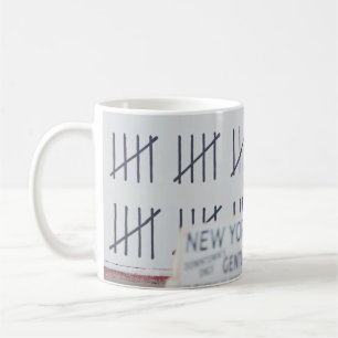 GELBES TAXI VOR WEISS GESTRICHENER WAND KAFFEETASSE