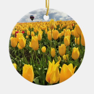 Gelbes Tulip Feld mit Heißluftballon Keramik Ornament