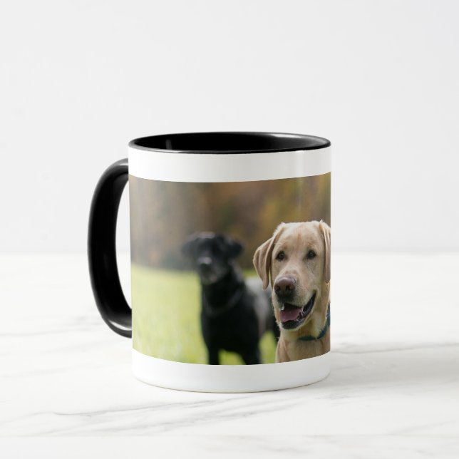 Gelbes und schwarzes Labrador Schwarz-Behandelte Tasse (Vorderseite Links)